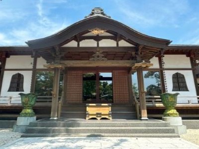 修繕が完了した本堂の正面