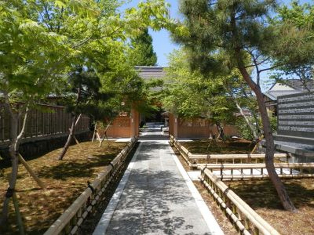 参道の両脇に新たに庭を作りました